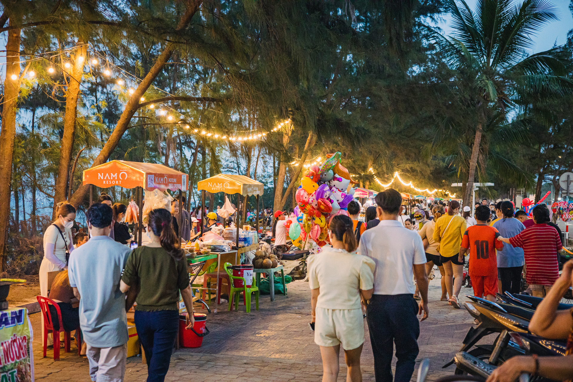 Phố ăn vặt Nam Ô thu hút đông du khách