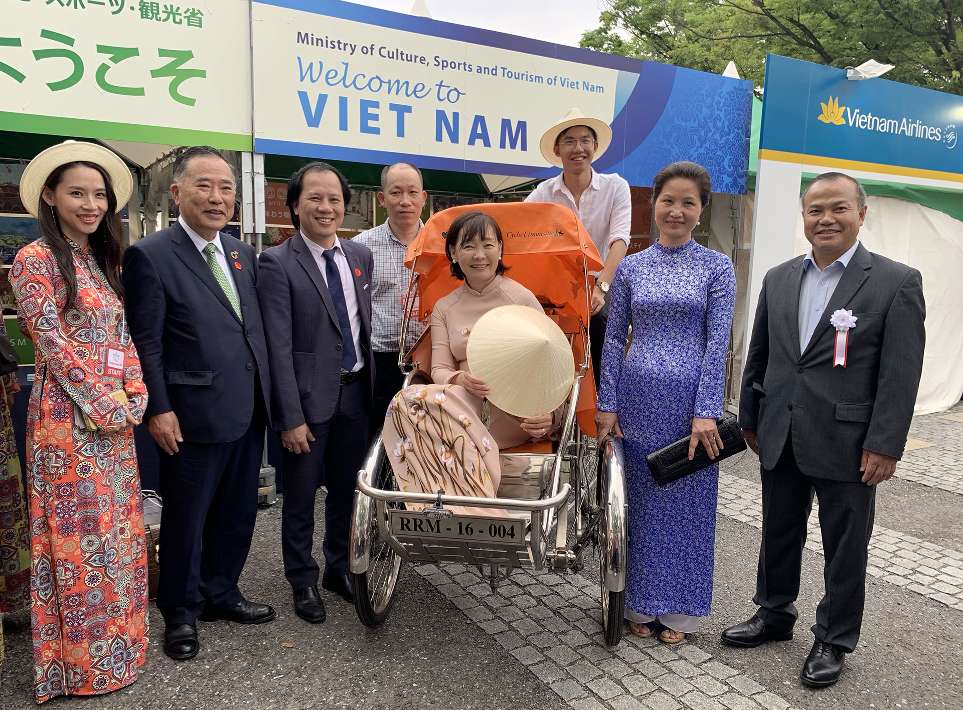 Duyên dáng áo dài Việt tại Lễ hội Việt Nam ở Nhật
